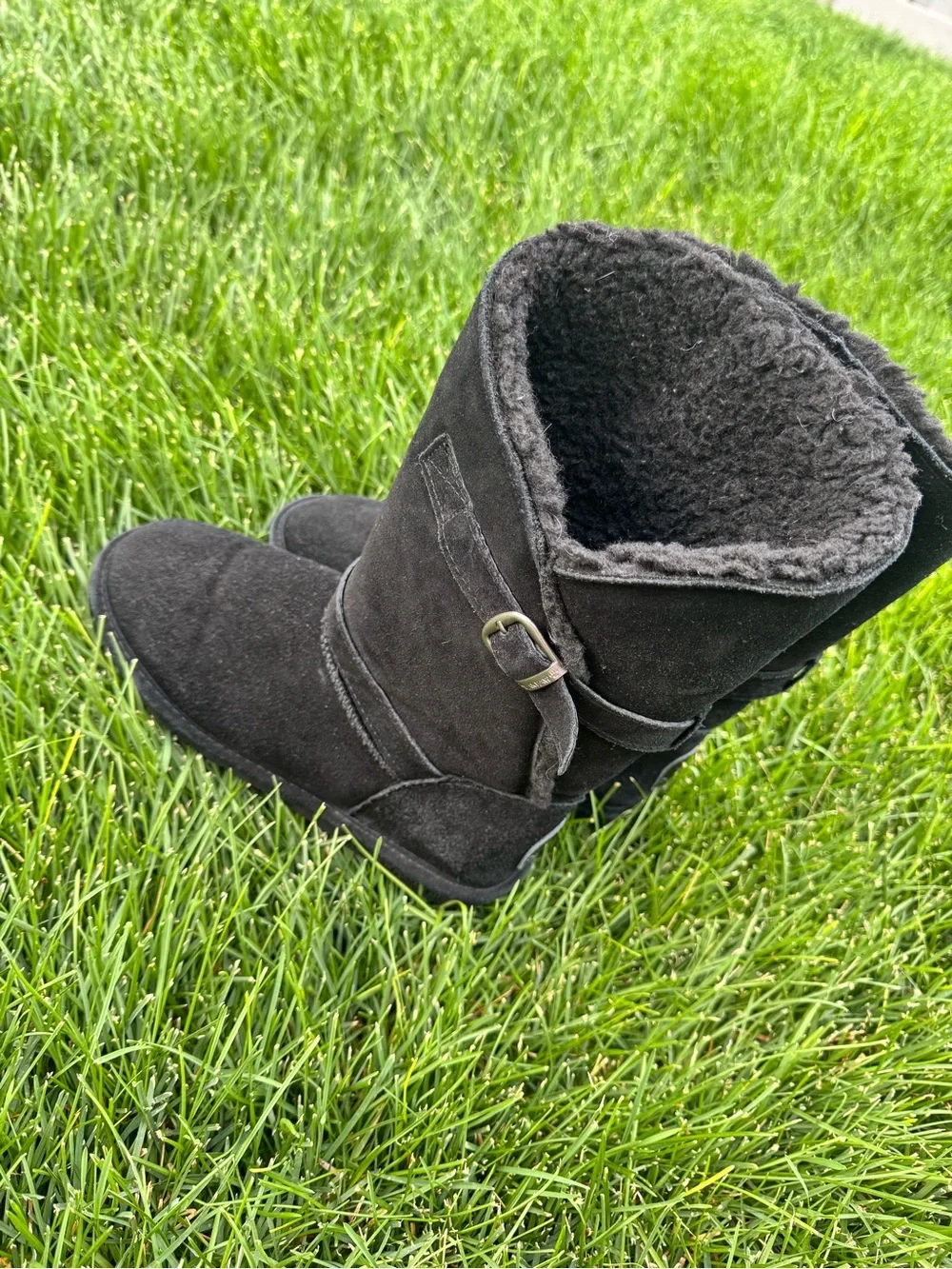 BearPaw black suede